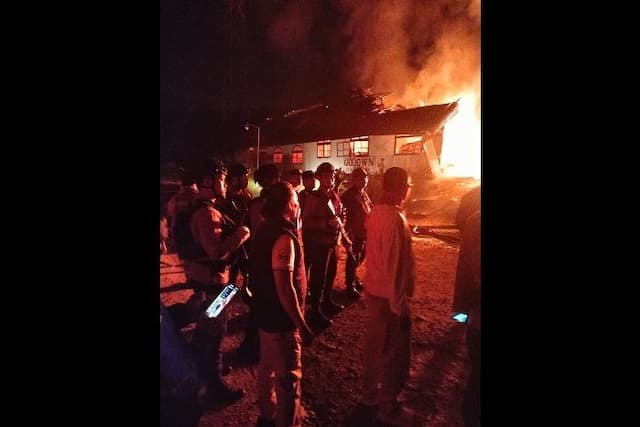 diduga_security_aniaya_pencuri_tbs_hingga_tewas_gudang_milik_pt_sibulan_estate_dibakar_massa