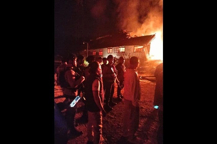 diduga_security_aniaya_pencuri_tbs_hingga_tewas_gudang_milik_pt_sibulan_estate_dibakar_massa