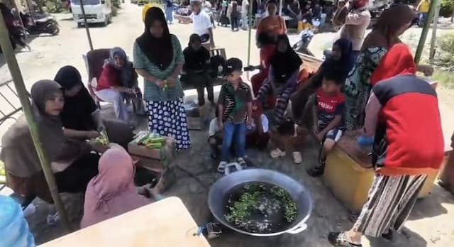 jalan_rusak_tak_kunjung_diperbaiki_warga_tanjung_pura_dirikan_tenda_dan_masak