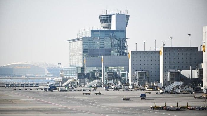 objek_tak_dikenal_hantam_pesawat_kargo_bandara_leipzig_sempat_ditutup