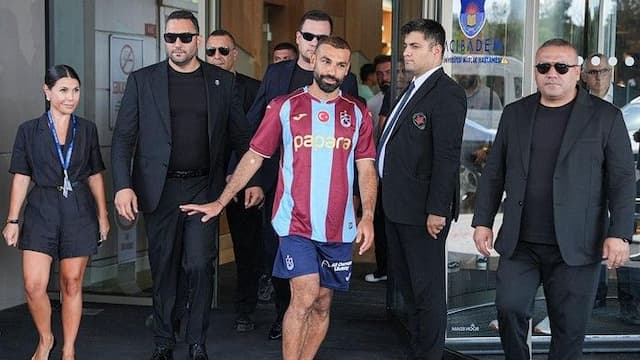 salah_kenakan_nomor_10_di_trabzonspor_tinggalkan_nomor_ikonik_11