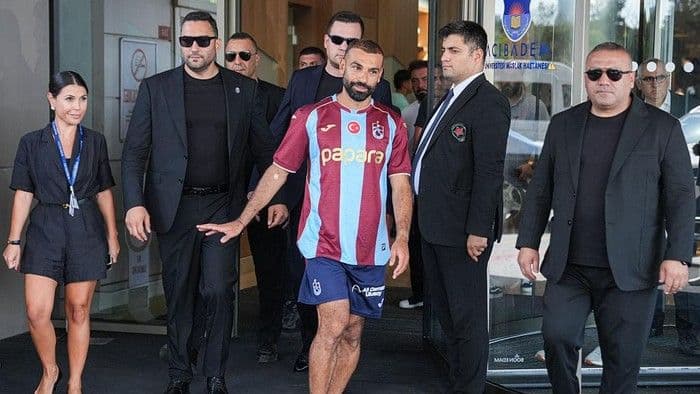 salah_kenakan_nomor_10_di_trabzonspor_tinggalkan_nomor_ikonik_11