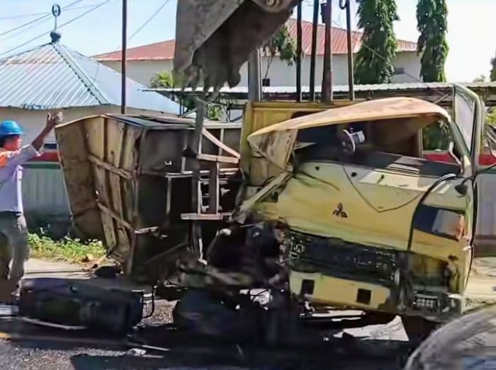 tabrakan_dua_dump_truck_di_jalinsum_batu_bara_sopir_terjepit_di_kabin_