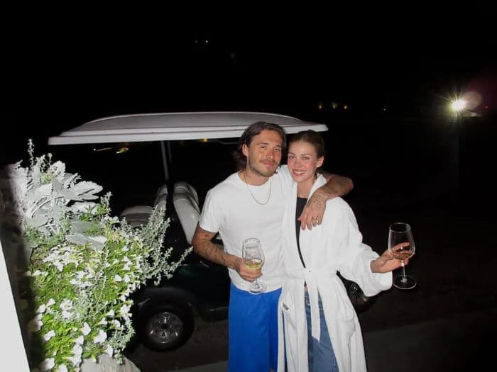 tanpa_keluarga_brooklyn_beckham_rayakan_setahun_pembaruan_janji_pernikahan_dengan_nicola_peltz