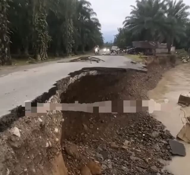jalan_menuju_ekowisata_tangkahan_longsor_pengendara_diimbau_ekstra_hatihati_saat_melintas