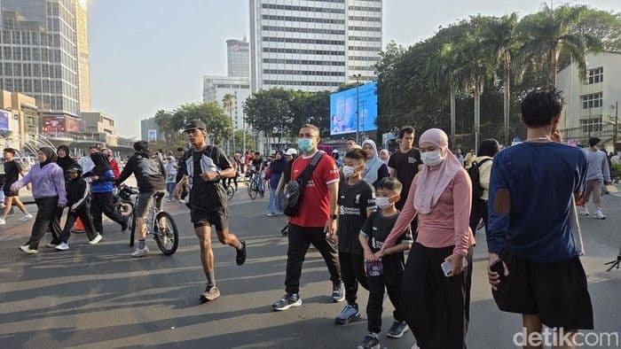 abu_vulkanik_anak_krakatau_sampai_ke_bundaran_hi_warga_cfd_pakai_masker