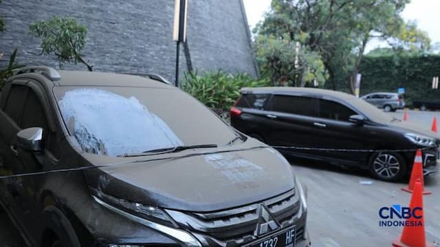 abu_vulkanik_anak_krakatau_selimuti_permukiman_warga_bandar_lampung