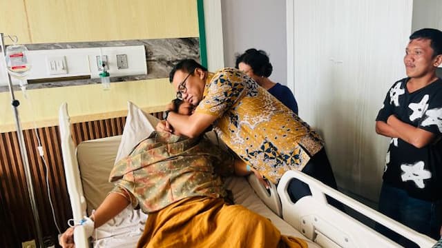 bupati_deli_serdang_jenguk_anggota_dishub_yang_kakinya_diamputasi_usai_kecelakaan_kerja