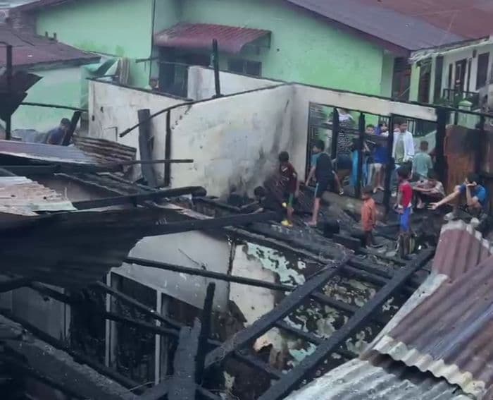 empat_rumah_terbakar_di_medan_tembung_sugiharto_tinggal_baju_di_badan