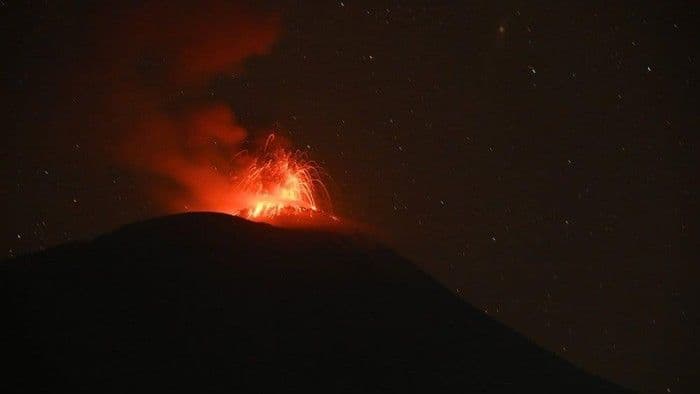 gunung_ili_lewotolok_erupsi_malam_ini_kolom_abu_capai_500_meter