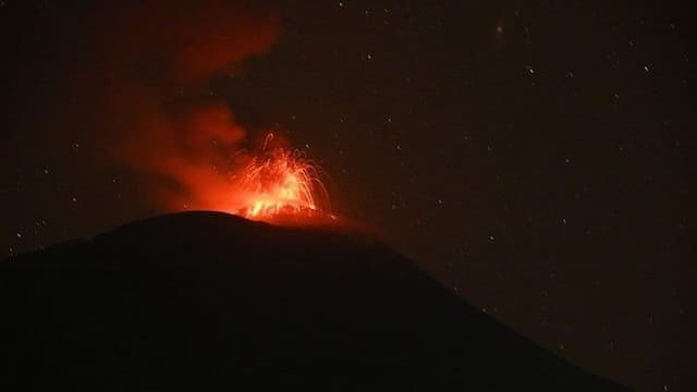 gunung_ili_lewotolok_erupsi_malam_ini_kolom_abu_capai_500_meter