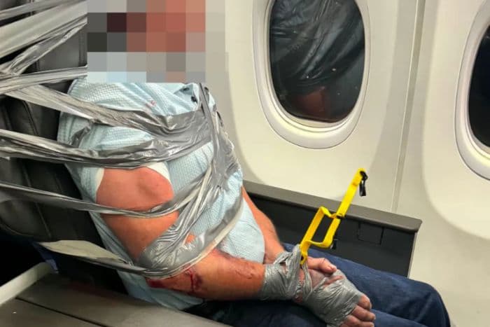 mengamuk_saat_penerbangan_penumpang_american_airlines_ini_dilakban_ke_kursi_pesawat