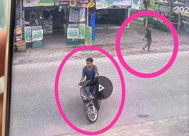 motor_pedagang_ayam_raib_saat_atur_jualan_di_ruko_aksi_pelaku_terekam_cctv