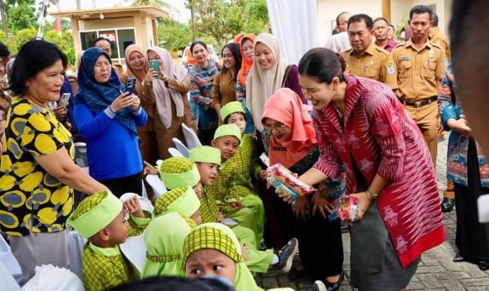 kahiyang_ayu_tinjau_imunisasi_dan_pemeriksaan_kesehatan_balita_di_binjai