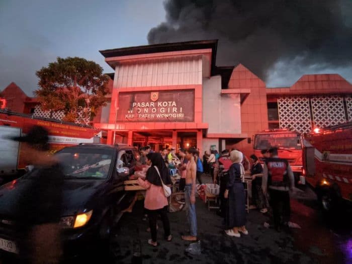 kebakaran_hebat_melanda_pasar_kota_wonogiri