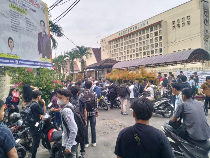 mahasiswa_uda_dobrak_gerbang_kampus_protes_penutupan_akibat_konflik_dualisme_yayasan