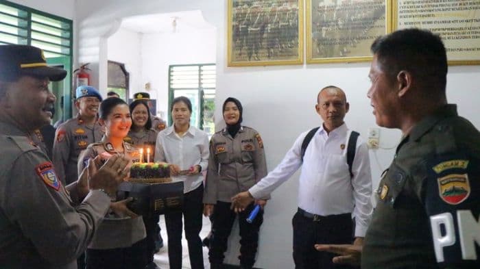 polres_tebing_tinggi_beri_kejutan_hut_tni_ke80_ke_subdenpom_i11