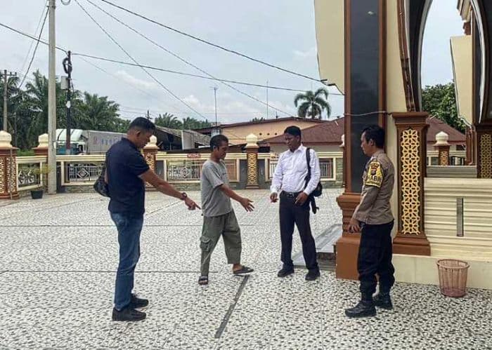 polsek_indrapura_cek_tkp_kasus_pencurian_motor_di_masjid_anshor_batu_bara