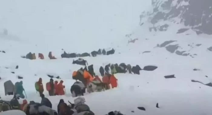 ratusan_pendaki_terjebak_badai_salju_di_gunung_everest_wilayah_tibet