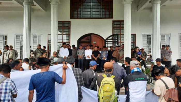 tolak_konversi_teh_ke_sawit_massa_aptesi_geruduk_kantor_dprd_simalungun