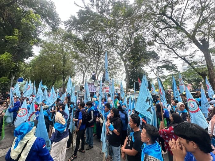 buruh_unjuk_rasa_di_dprd_sumut_gerindra_janji_kawal_aspirasi
