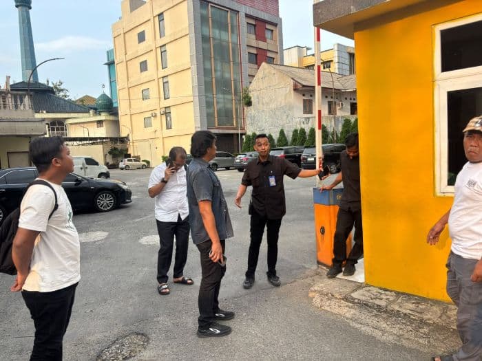 cekcok_usai_laka_berujung_tawuran_di_jalan_dr_mansur_pos_security_hotel_rusak