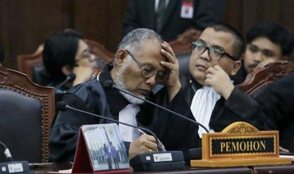 relawan_gibran_sujud_syukur_usai_gugatan_denny_indrayana_cs_tak_dapat_diterima_mk