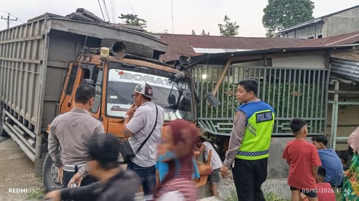 rem_blong_truk_fuso_hantam_rumah_warga_di_binjai_timur_