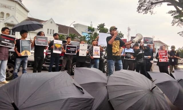 tolak_pembungkaman_pers_aji_dan_kkj_sumut_gelar_aksi_di_pos_bloc_medan