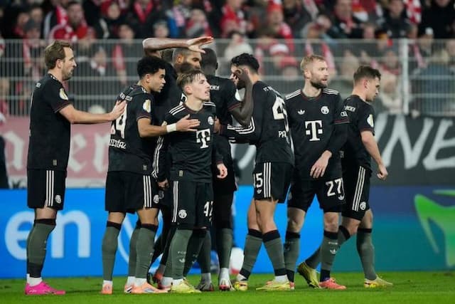 bayern_hancurkan_stuttgart_50_kane_cetak_hattrick_dominasi_total_di_mhparena