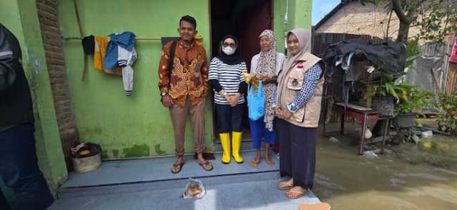 deputi_bgn_salurkan_300_paket_sembako_untuk_warga_terdampak_banjir_di_sergai