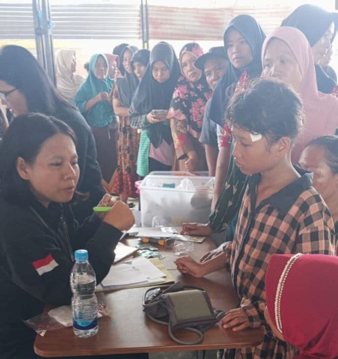 peduli_korban_banjir_polresta_deli_serdang_turun_langsung_berikan_pengobatan_gratis