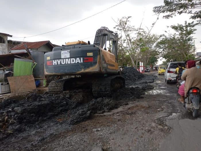 pemkab_deli_serdang_turunkan_alat_berat_banjir_batang_kuis_mulai_surut