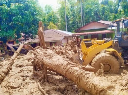 pupr_tapteng_kebut_pembukaan_jalan_pascabencana_banjir_bandang_dan_longsor