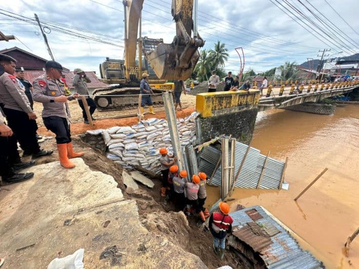 sempat_terputus_pasca_longsor_38_titik_jalan_di_sumut_sudah_bisa_dilalui