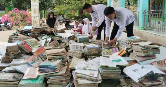 di_sela_kbm_guru_dan_siswa_di_langkat_gotong_royong_pulihkan_sekolah_pasca_banjir