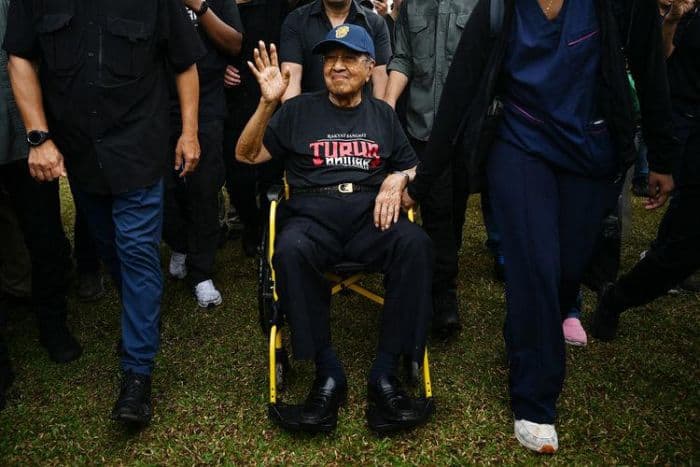 mahathir_mohamad_alami_cedera_serius_usai_jatuh_di_rumah_saat_berusia_100_tahun