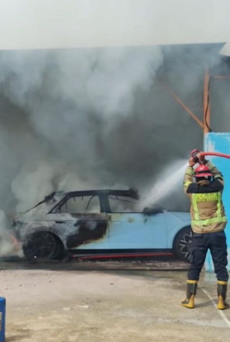 mobil_listrik_terbakar_di_gudang_penyimpanan_medan_selayang