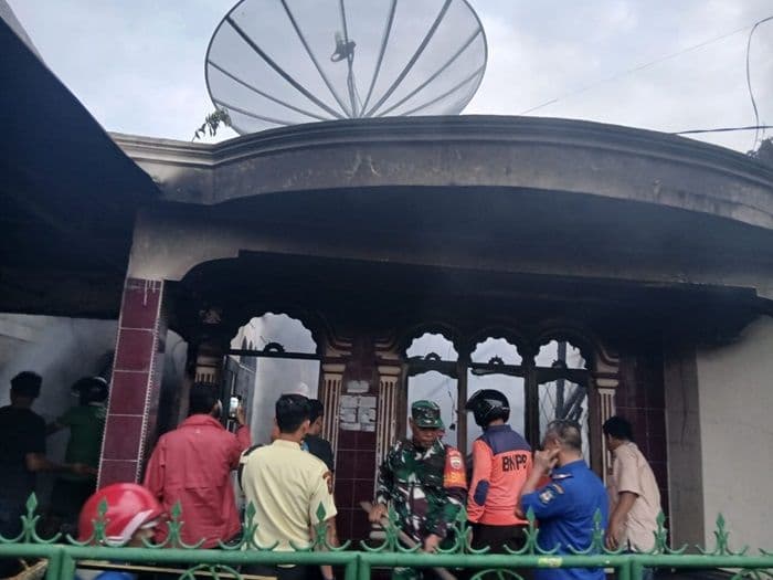 rumah_warga_di_jalan_nias_pematangsiantar_terbakar_diduga_akibat_meteran_listrik