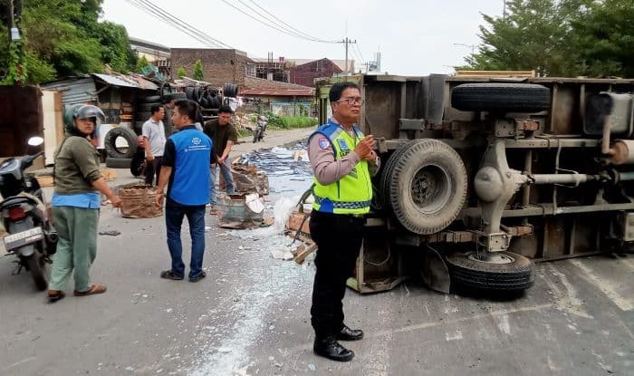 truk_muatan_kaca_terbalik_di_jalan_kapten_sumarsono_dua_kernet_luka_ringan_
