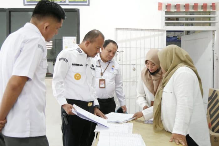 wali_kota_tanjungbalai_sidak_kantor_lurah_muara_sentosa_pastikan_layanan_optimal