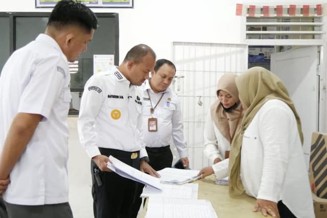 wali_kota_tanjungbalai_sidak_kantor_lurah_muara_sentosa_pastikan_layanan_optimal