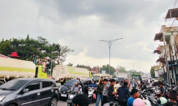 ribuan_mahasiswa_demo_di_polda_sumut_ganggu_arus_lalu_lintas