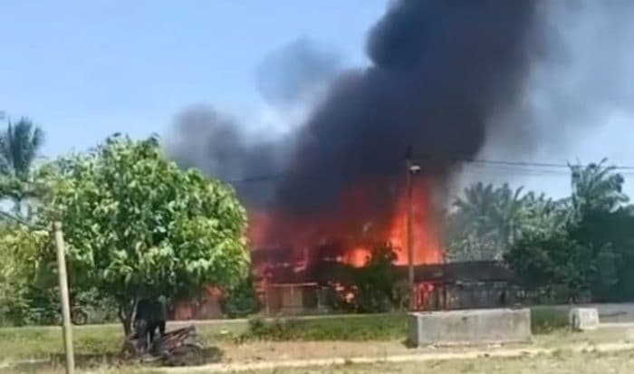 dua_rumah_di_tanjung_morawa_terbakar