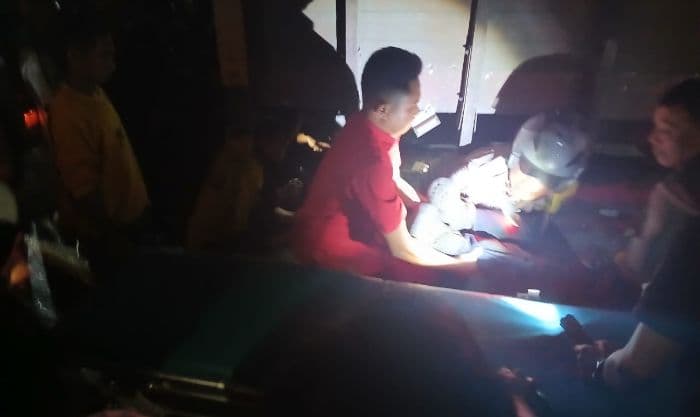 keluarga_pengendara_motor_yang_tewas_terlindas_truk_di_simalungun_histeris_