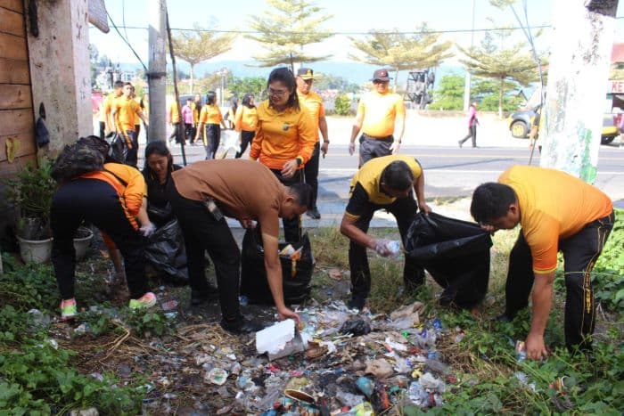 ratusan_personel_polres_simalungun_bersihkan_kawasan_wisata_pantai_bebas_parapat
