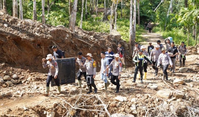 polres_tapteng_bawa_cahaya_plts_untuk_warga_desa_sialogo_yang_paling_terdampak_banjir_sumut_