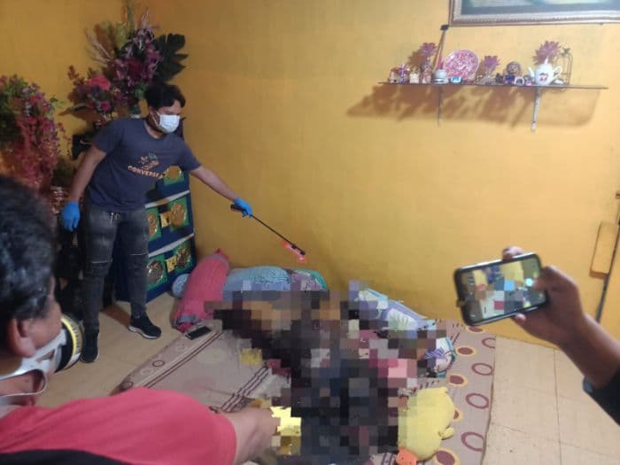 warga_pondok_sayur_temukan_mayat_wanita_di_dalam_rumah
