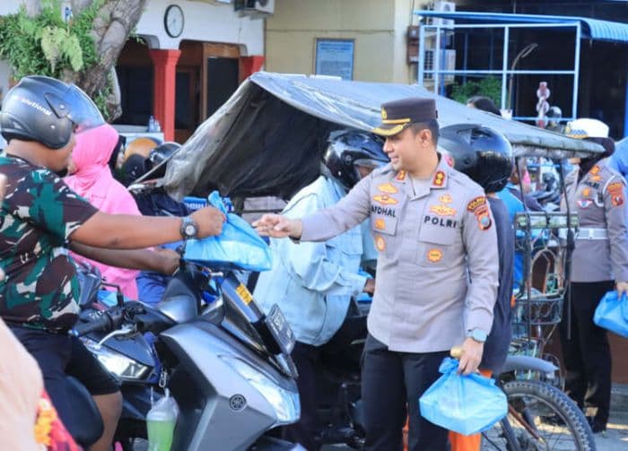dikira_razia_dan_sempat_ingin_putar_balik_pengendara_malah_antre_takjil_di_kisaran