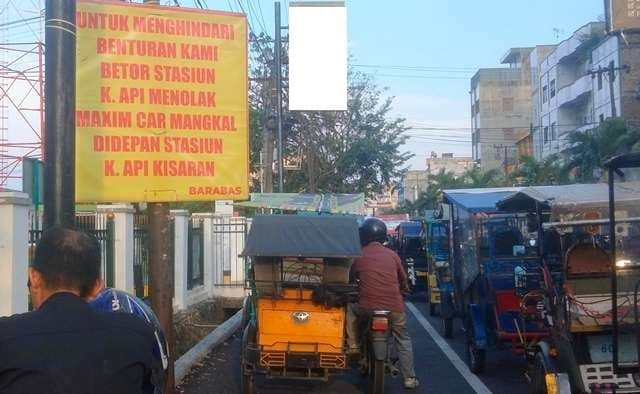 komunitas_betor_tolak_taksi_online_ambil_penumpang_di_stasiun_kereta_api_kisaran